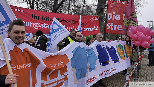 Demo beim Auftakt der Einkommensrunde 2015