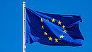 Foto zum Thema "Neues aus dem Herzen der EU": Zu sehen ist eine Europaflagge, die im Wind weht.