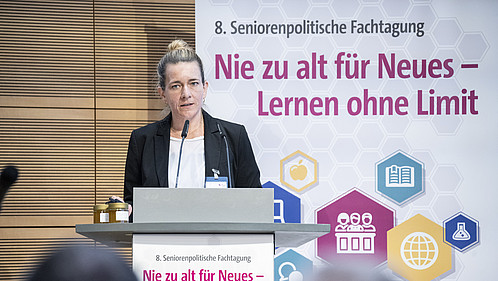 Alexandra Ziegler, Referentin für Digitalisierung und Bildung bei der BAGSO, referierte zum Thema.