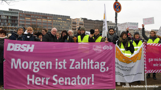 dbb Bundesvorsitzender Ulrich Silberbach auf einer Demo des DBSH in Berlin