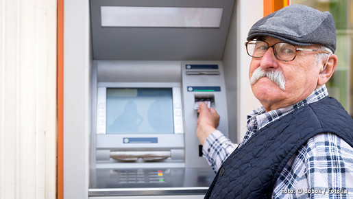 Senior am Bankautomat
