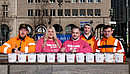 Das Foto zeigt Mitglieder der dbb jugend, die Streugut an Passanten verteilen, um zu zeigen, wie wichtig die Arbeit des öffentlichen Dienstes ist. In dem Fall die Arbeit der Straßenwärter, die streuen, wenn es glatt ist.