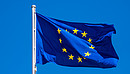 Das Foto zeigt eine Europaflagge, die im Wind flattert.