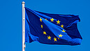 Das Foto zeigt eine Europaflagge, die im Wind flattert.