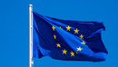 Das Foto zeigt eine Europaflagge, die im Wind flattert.
