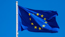 Das Foto zeigt eine Europaflagge, die im Wind flattert.