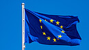 Das Foto zeigt eine Europaflagge, die im Wind flattert.