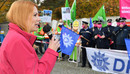 dbb jugend Chefin Karoline Herrmann spricht vor Demonstrierenden, zu erkennen sind Mitglieder der Deutschen Polizeigewerkschaft