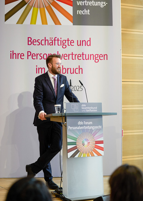 Ein Mann hält einen Vortrag an einem Rednerpult