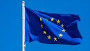 Das Foto zeigt eine Europaflagge, die im Wind flattert.