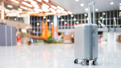 Koffer oder Tasche mit Reisegepäck in einem Flughafenterminal luggage, airport, belt, conveyor, bag, baggage, suitcase, lost, travel, pack, storage, waiting, air, arrival, arrivals, arriving, business, case, claim, commuter, conceptual, concourse, destination, tag, label, blank, plain, insurance, word, accident, concept, covered, crime, handle, identity, insurer, name, paper, protection, risk, safety, security, space, text, theft, ticket, tour, traveler, trip, vacation