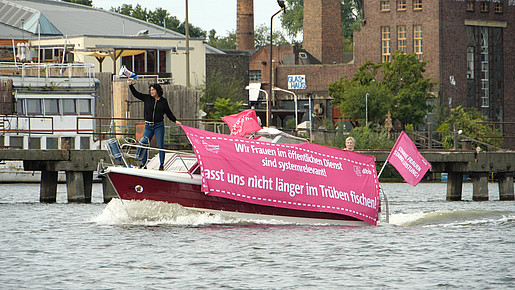 Boot fährt über die Spree