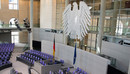 Ein Blick ins Plenum des Deutschen Bundestags in Berlin - alle Stühle sind leer. 