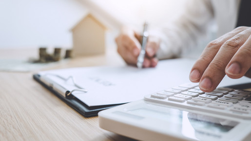 Geschäftsmann, der sich um die Finanzen kümmert und die Kosten für berechnet loan, house, home, mortgage, investment, business, property, building, bank, sale, residential, finance, buying, credit, construction, purchase, money, contract, success, financial, agreement, customer, calculator, realtor, household, payment, broker, banking, seller, ownership, landlord, real estate, signature, insurance, home insurance, professional, project, management, buyer, approval, approve, debt, lawyer, legal, apartment, divorce, statement, calculation, accounting, marketing