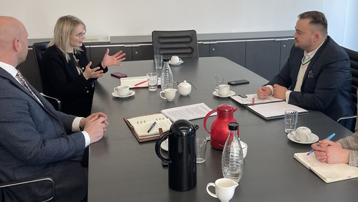 Moderner öffentlicher Dienst: dbb jugend Chef Matthäus Fandrejewski (r.) im Gespräch mit Natalie Pawlick und Jens Peick (l.) von der SPD-Bundestagsfraktion (beide Ausschuss Arbeit & Soziales). 