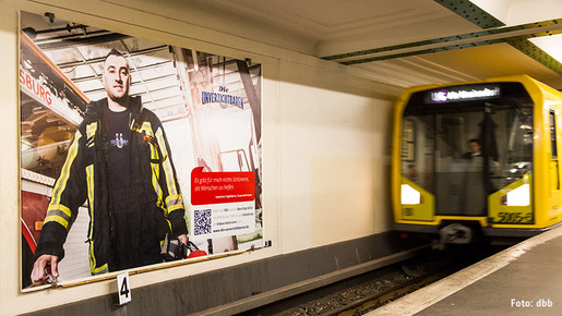 Die Unverzichtbaren, Plakat in der Berliner U-Bahn