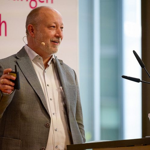 Ein Mann hält einen Vortrag an einem Rednerpult