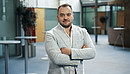 Foto zum Thema "dbb Bürgerbefragung 2025": Zu sehen ist Matthäus Fandrejewski, Vorsitzender der dbb jugend. Er hat die Arme verschränkt.