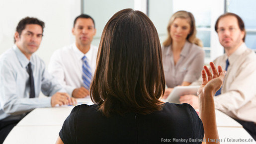 Frau leitet eine Besprechung Frau leitet eine Besprechung