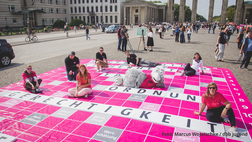dbb jugend spielt Scrabble am Brandenburger Tor
