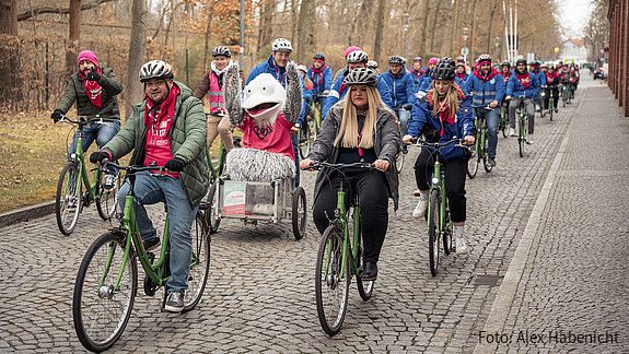 Das Foto zeigt Mitglieder der dbb jugend auf dem Fahhrad.
