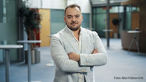 Foto zum Thema "dbb Bürgerbefragung 2025": Zu sehen ist Matthäus Fandrejewski, Vorsitzender der dbb jugend. Er hat die Arme verschränkt.