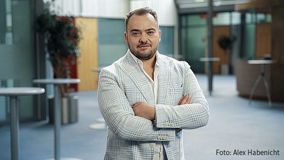 Foto zum Thema "dbb Bürgerbefragung 2025": Zu sehen ist Matthäus Fandrejewski, Vorsitzender der dbb jugend. Er hat die Arme verschränkt.