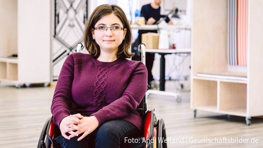 Teilhabe von Menschen mit Behinderung stärken Junge Frau im Rollstuhl am Arbeitsplatz