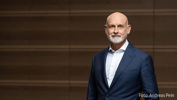 Auf dem Bild ist Volker Geyer, dbb Bundesvorsitzender zu sehen.