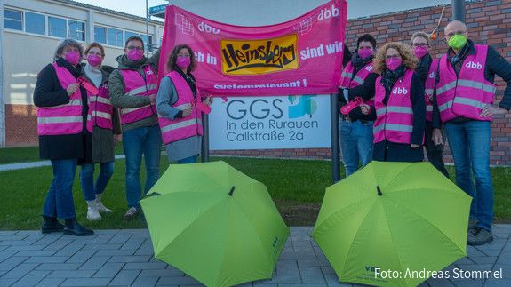 Es ist eine Gruppe von Menschen mit dbb und VBE Bannern zu sehen.