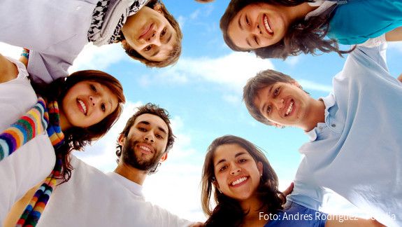 Diversity Management als selbstverständliches Verwaltungsinstrument etablieren Menschen mit unterschiedlichen Hintergründen stehen zusammen