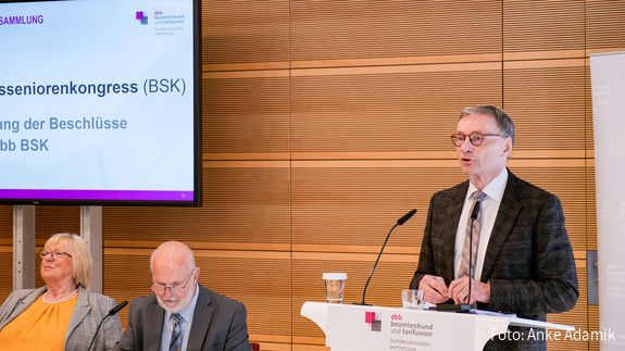 Hauptversammlung der dbb bundesseniorenvertretung Ein Foto von einem Mann der hinter einem Rednerpult steht