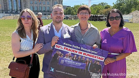 Das Foto zeigt Valentina van Dornick, Beisitzerin der dbb frauen, Matthäus Fandrejewski, Saskia Esken, Vorsitzende des Familienausschusses, und Milanie Kreutz, Vorsitzende der dbb frauen. 