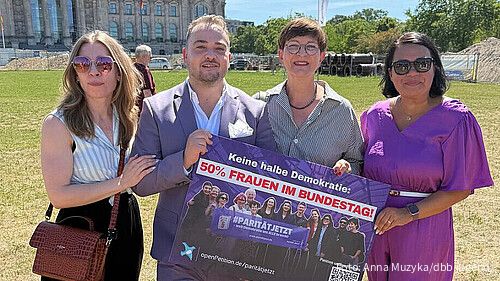 Das Foto zeigt Valentina van Dornick, Beisitzerin der dbb frauen, Matthäus Fandrejewski, Saskia Esken, Vorsitzende des Familienausschusses, und Milanie Kreutz, Vorsitzende der dbb frauen. 