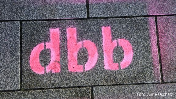dbb-Schriftzug - dbb beamtenbund und tarifunion Das Foto zeigt den Schriftzug "dbb".