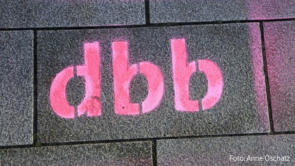 Das Foto zeigt den Schriftzug "dbb".
