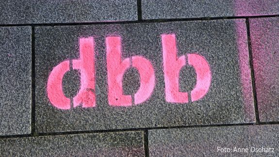 dbb-Schriftzug - dbb beamtenbund und tarifunion Das Foto zeigt den Schriftzug "dbb".