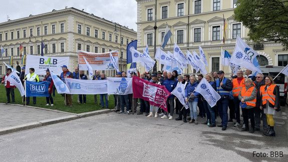 Einkommensrunde 2023 mit der TdL: Mahnwache in München Einkommensrunde 2023 mit der TdL: Mahnwache in München