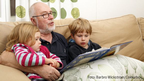 Alphabetisierung: Lesen Sie vor! people, person, scandinavian, adult, child, male, man, senior, grandfather, grandparent, girl, boy, grandchild, group, age, 60, 3, 5, sitting, sofa, inside, indoors, livingroom, home, daylight, family, generation, togetherness, love, harmony, loving, reading, book, story, telling, enjoying, feeling, tenderness, happiness, happy, joyful, joy, entertainment, entertaining, blond, grey, casual, relaxed, relaxing, lifestyle, wellness