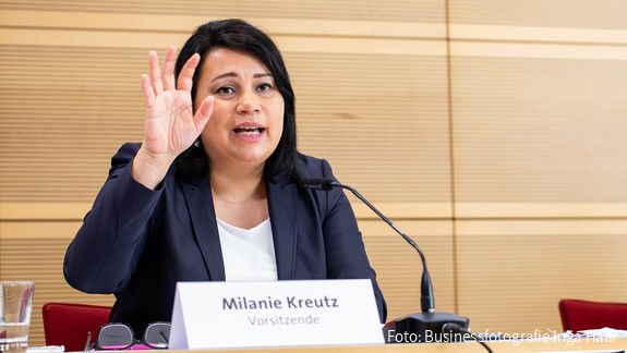 Milanie Kreutz, Vorsitzende der dbb frauen Milanie Kreutz, die Vorsitzende der dbb frauen, erhebt mahnen die Hand