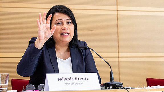 Milanie Kreutz, die Vorsitzende der dbb frauen, erhebt mahnen die Hand