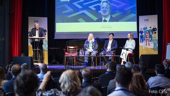 Panellisten der CESI Summer Days sitzen auf der Bühne