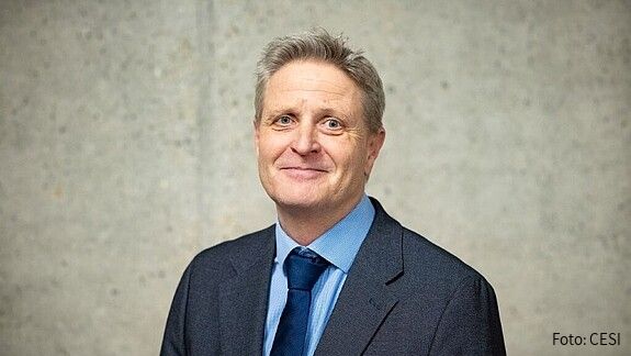 Klaus Heeger, Generalsekretär der CESI Klaus Heeger im Querformat mit blauem Anzug