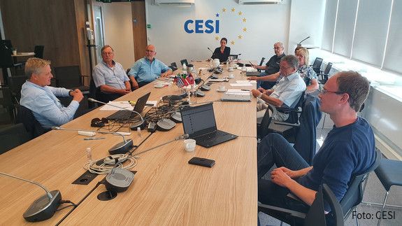 Europäische Zusammenarbeit dbb Mitglieder der dbb bundesseniorenvertretung im Gespräch mit CESI-Generalsekretär Klaus Heeger (links).