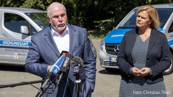 Ulrich Silberbach zu Gewalt gegen Beschäftigte im öffentlichen Dienst dbb Chef Ulrich Silberbach gibt am 24. Juni 2022 in Berlin ein Statement zum Thema "Gewalt gegen Beschäftigte im öffentlichen Dienst" ab. Neben ihm steht Bundesinnenministerin Nancy Faeser.