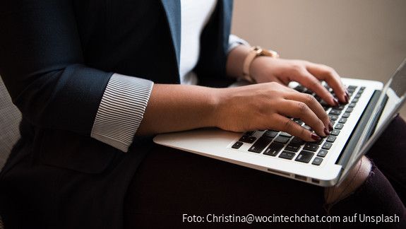 Europäische Maßnahmen zum Fachkräftemangel Frau am Laptop