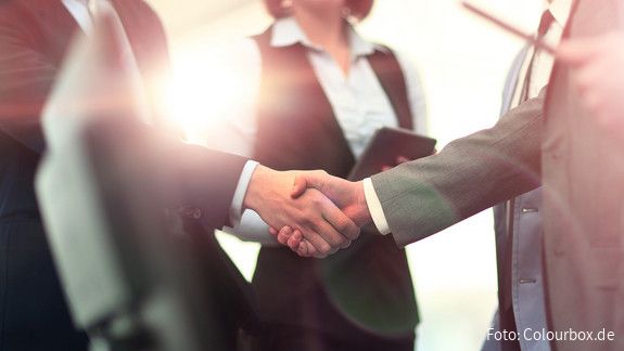Handschlag bei Vertragsabschluss (Symbolbild) Handschlag bei Vertragsabschluss (Symbolbild)