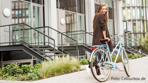 Frau mit Fahrrad (Symbolbild) Frau mit Fahrrad (Symbolbild)