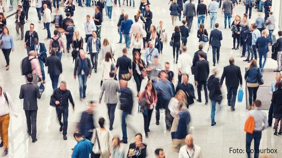Bild auf eine Menschenmenge, die hektisch in verschiedene Richtungen laufen