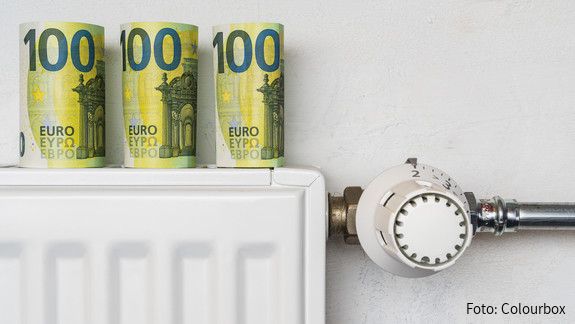 Heizung Mehrere Hundert-Euro-Scheine sind auf einem Heizkörper plaziert.